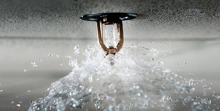 Flusso di acqua che esce da uno sprinkler antincendio