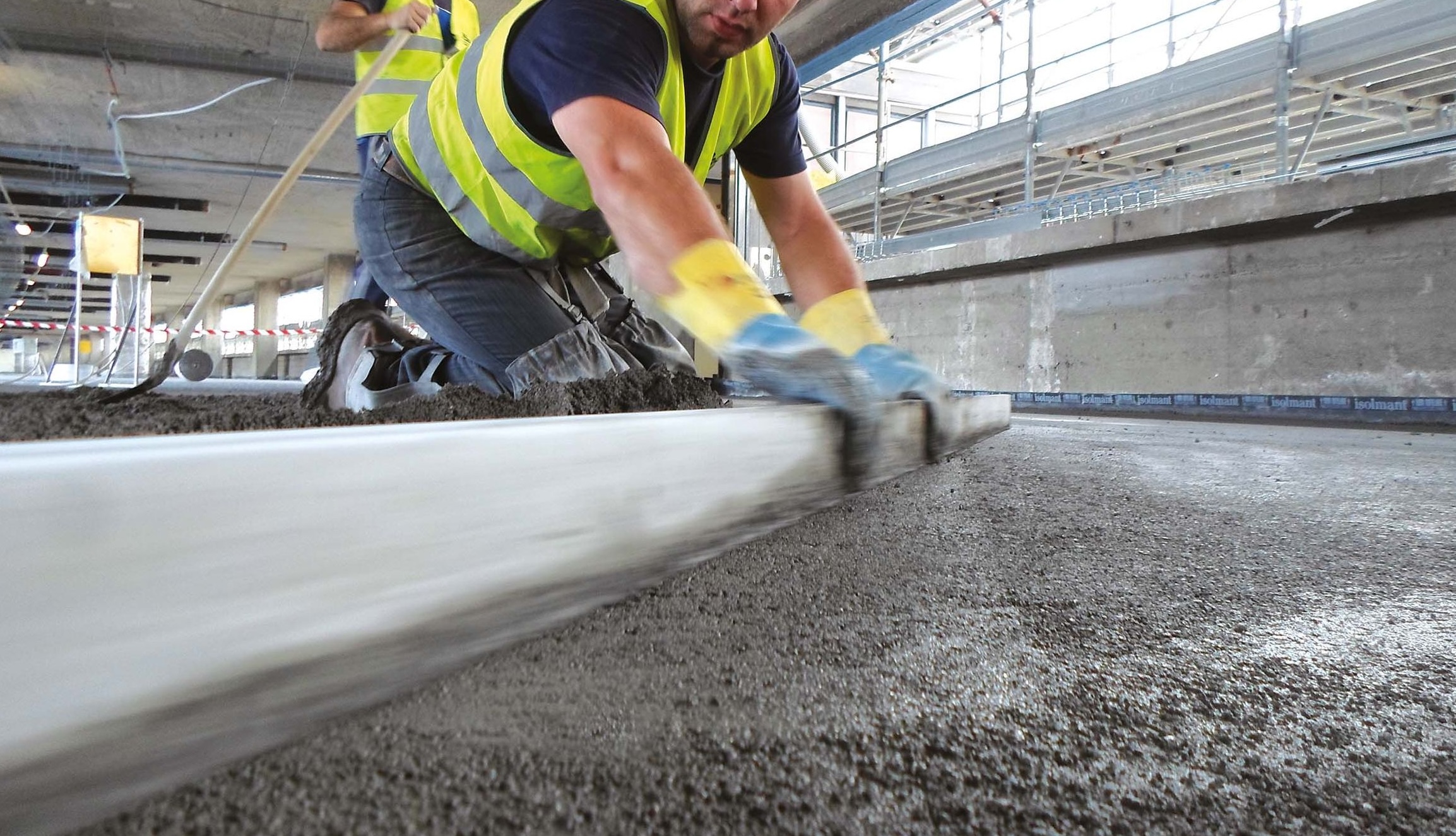 Operaio in cantiere lavora al massetto